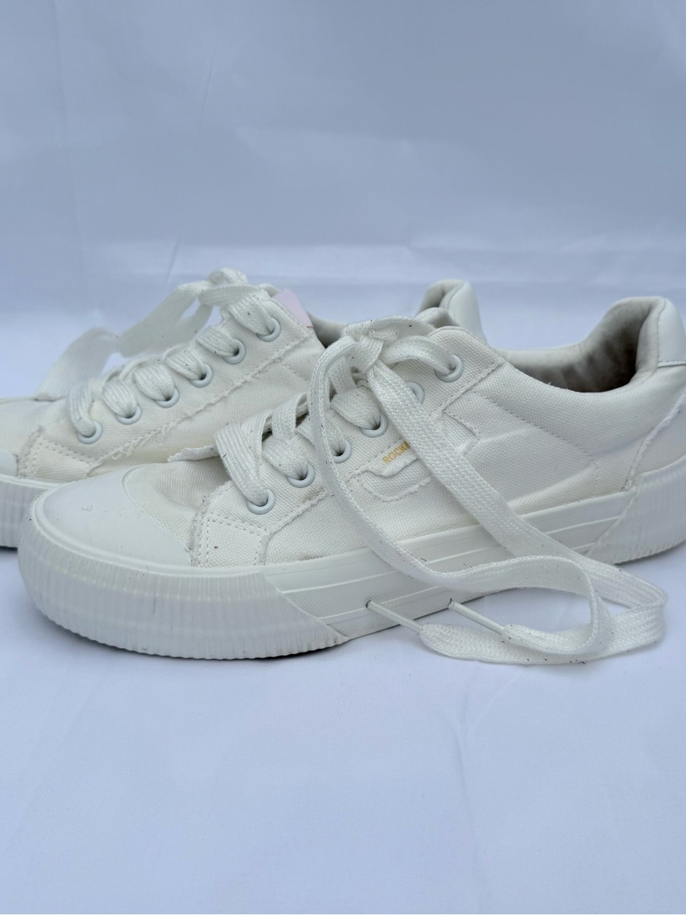 Women's white Rocket Dog Cheery sneakers, size 9